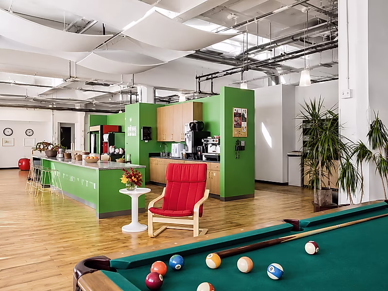 Prime location | Best Deal| Big layout - Photo 3